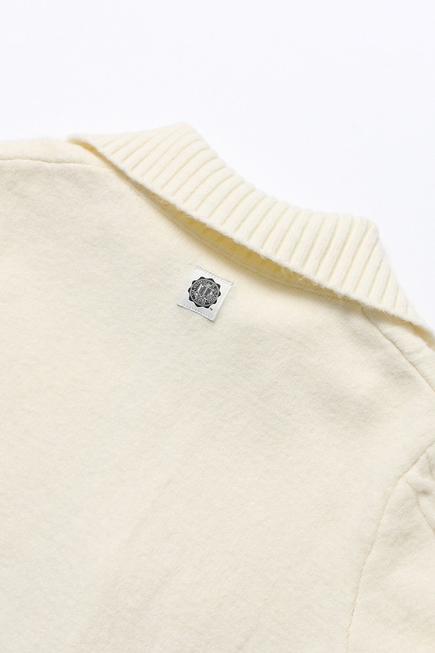 "여성 하이넥 니트 집업(UBBGD54)"은 가을, 겨울 시즌에 어울리는 여성용 상의로, 데일리룩, 미니멀룩, 이너 아우터로 활용하기 좋습니다. 아이보리, 챠콜 그레이, 브라운 3가지 색상으로 출시되었으며, 미니멀한 스타일을 연출하기에 적합합니다. 하이넥 디자인과 세미 오버핏으로 편안한 착용감을 선사하며, 투웨이 지퍼 디테일로 실용성을 더했습니다. 테이블 니트 패턴과 긴 소매, 적당한 두께감, 보통의 촉감으로 제작되었으며, 출근룩이나 모임룩에 시크하고 클래식한 무드를 더해줍니다. 나일론, 아크릴, 폴리에스터 혼방 소재로 제작되었으며, 신축성이 있고 비침이 거의 없어 안심하고 착용할 수 있습니다.
