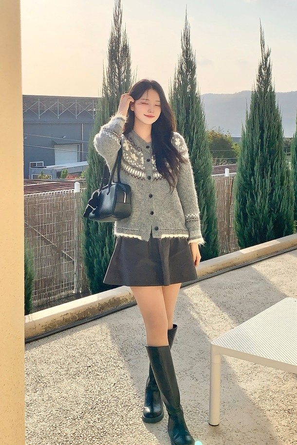 여성 노르딕 플로럴 버튼 카디건(UBBGD55)입니다. 부드러운 울 소재로 제작되어 가을, 겨울철 따뜻하게 착용할 수 있습니다. 캐주얼, 클래식, 미니멀 스타일을 소화하며, 모임룩에도 잘 어울립니다. 그레이 컬러 바탕에 노르딕 플로럴 패턴이 포인트를 더하고, 라운드넥과 레귤러핏으로 편안한 착용감을 선사합니다. 두꺼운 두께감과 긴 소매, 버튼 디테일이 특징입니다.
