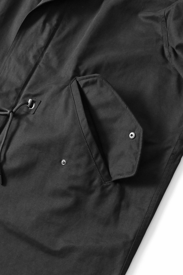 남녀공용 패딩 탈부착 야상 점퍼(HBAUJ43)는 가을과 겨울, 일상 및 출근룩, 캠핑룩에 활용하기 좋은 오버핏 야상 점퍼입니다. 무지 디자인의 블랙 컬러로, 캐주얼, 스트릿, 미니멀 스타일을 모두 소화할 수 있습니다. 롱 기장의 두꺼운 야상으로, 부드러운 촉감의 나일론과 폴리에스테르 혼방 소재를 사용했습니다. 탈부착 가능한 패딩으로 보온성을 높였으며, 이너만 단독으로 착용할 수도 있어 실용적입니다. 지퍼형 여밈 방식으로 간편하게 착용 가능하며, 긴 소매 디자인입니다.
