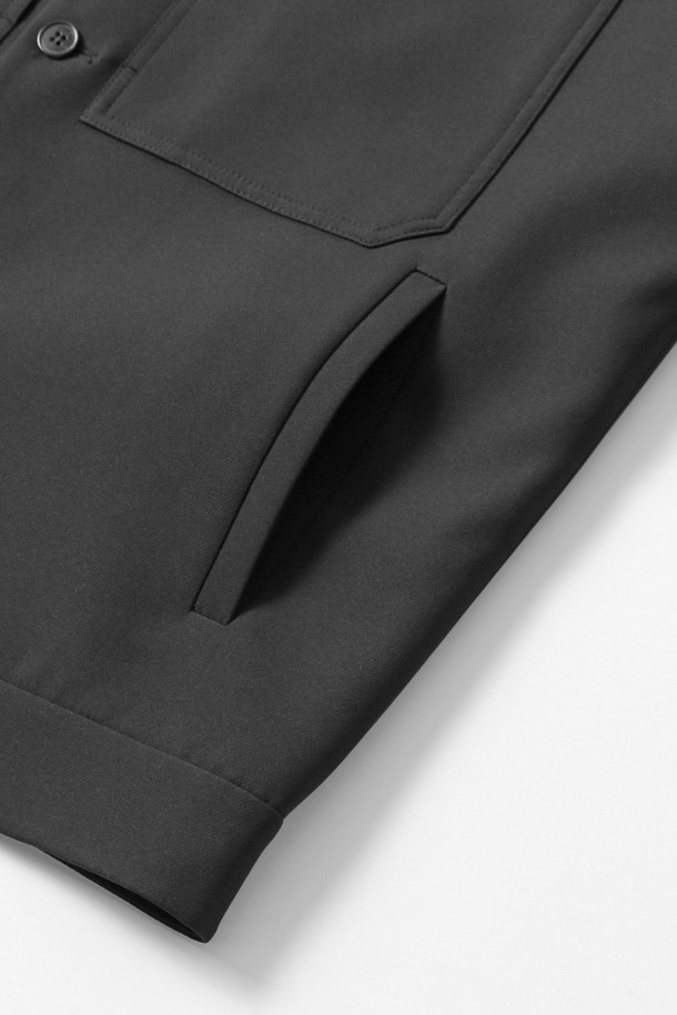 남성 T/R 빅 더블 아웃 포켓 트러커(HB9UJ01)는 캐주얼과 워크웨어 스타일을 넘나드는 남성용 트러커 재킷입니다. 다크베이지와 블랙 두 가지 색상으로 출시되었으며, 넉넉한 루즈핏과 세미 루즈핏으로 편안한 착용감을 선사합니다. 가슴 펜타곤 포켓 디테일과 칼라 배색이 돋보이며, 하단 스트링 조절이 가능하여 다양한 스타일 연출이 용이합니다. 폴리에스테르와 폴리우레탄 혼방 소재로 제작되어 구김이 적고 부드러운 촉감을 자랑합니다. 중간 두께감과 긴 소매 기장으로 간절기부터 초겨울까지 폭넓게 활용할 수 있습니다.
