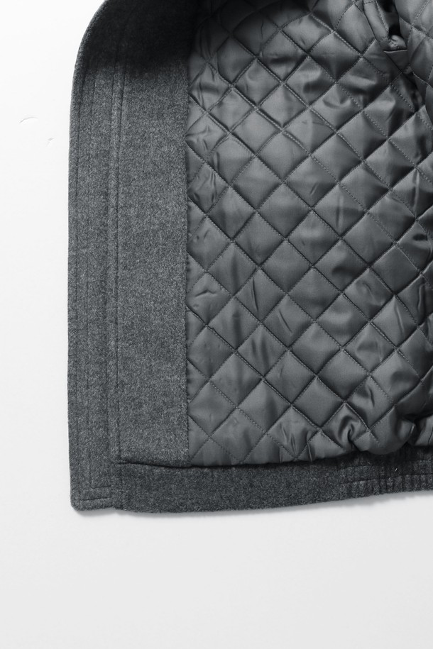 남성 페이크퍼 탈착 브러시 점퍼(HBAUJ41)는 캐주얼, 미니멀, 클래식 스타일을 아우르는 남성용 점퍼입니다. 그레이와 네이비 두 가지 색상으로 출시되었으며, 세미오버핏으로 편안한 착용감을 선사합니다. 겨울철 보온성을 높여주는 두꺼운 두께감과 부드러운 촉감의 아크릴, 폴리에스터 혼방 소재로 제작되었습니다. 페이크퍼 탈착이 가능하며, 사이드 립 디테일, 블루종 스타일, 퀼팅 안감이 특징입니다. 집업 방식으로 간편하게 착용할 수 있으며, 레귤러 기장의 긴소매 디자인으로 다양한 스타일 연출에 용이합니다.
