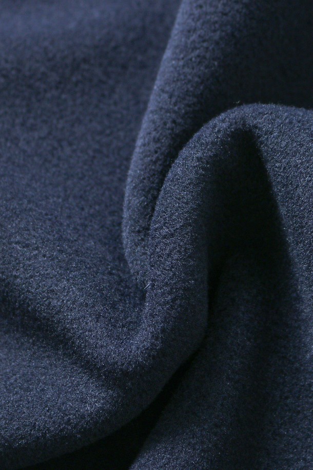 네이비, 그레이 두 가지 색상으로 출시된 남성용 페이크퍼 탈착 브러시 점퍼입니다. 캐주얼, 베이직 스타일로 일상에서 편안하게 착용하기 좋습니다. 겨울철 보온성을 높여주는 두꺼운 두께감과 부드러운 촉감이 특징이며, 오버핏 또는 세미 오버핏으로 넉넉한 핏을 연출합니다. 페이크퍼 탈착이 가능하며, 퀼팅 안감과 양쪽 솔기 패딩 처리, 브러시드 소재로 제작되어 보온성을 더욱 강화했습니다. 집업 스타일로 간편하게 입고 벗을 수 있으며, 긴 소매 기장으로 디자인되었습니다.
