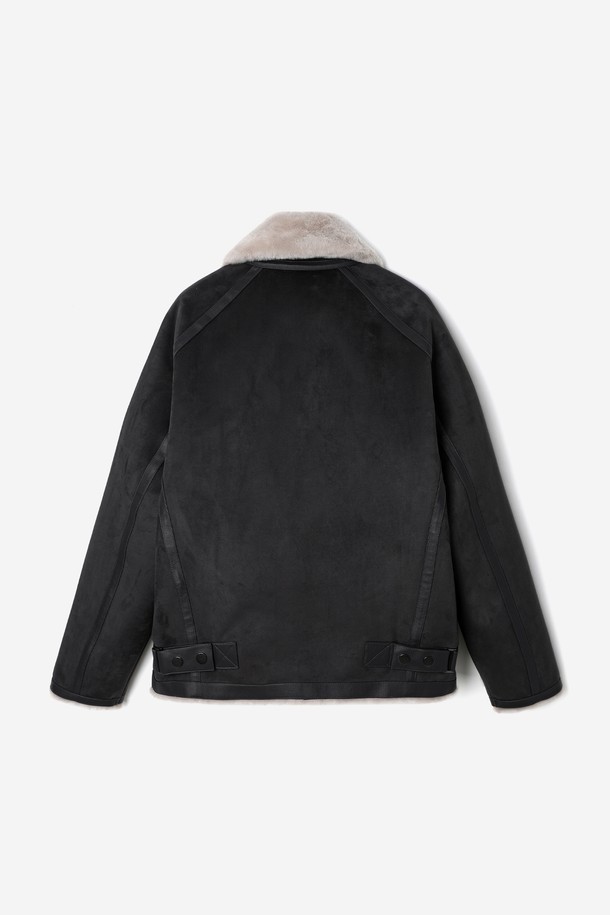 남성 페이크 스웨이드 오버핏 무스탕(HBBMU40)은 부드러운 촉감의 페이크 스웨이드와 인조 퍼를 합포하여 보온성을 높인 겨울철 필수 아우터입니다. 다크그레이와 블랙 두 가지 색상으로 출시되었으며, 넉넉한 오버핏으로 두꺼운 이너와 함께 편안하게 착용 가능합니다. 캐주얼, 포멀 등 다양한 스타일을 연출할 수 있으며, 출근룩이나 모임룩에도 적합합니다. 활동성을 고려한 디자인과 실용적인 포켓 디테일이 돋보입니다. 집업 방식으로 간편하게 착용할 수 있으며, 미니멀하고 클래식한 분위기를 자아냅니다.
