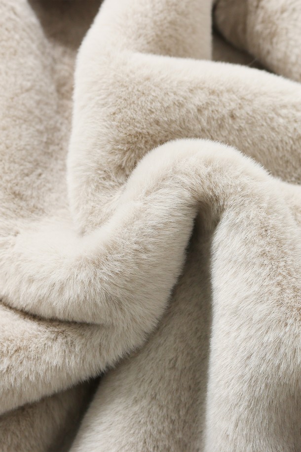 남성 페이크 스웨이드 오버핏 무스탕(HBBMU40)은 부드러운 촉감의 인조 스웨이드 소재와 따뜻한 인조 퍼 안감으로 제작되어 겨울철 보온성을 높였습니다. 다크그레이와 블랙 두 가지 색상으로 출시되었으며, 넉넉한 오버핏 실루엣과 집업 여밈 방식, 포켓 디테일이 특징입니다. 캐주얼, 미니멀, 클래식 스타일을 아우르며, 일상, 캐주얼, 포멀한 차림새에도 잘 어울립니다. 출근룩으로도 활용 가능한 베이직하고 심플한 디자인의 무스탕입니다.
