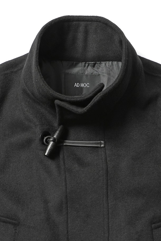 남성 하이넥 더플 코트(HBAHC11)는 클래식한 무드를 자아내는 블랙 컬러의 롱 기장 더플 코트입니다. 가을과 겨울에 착용하기 좋으며, 일상, 출근, 모임, 데이트 등 다양한 TPO에 활용할 수 있습니다. 하이넥 디자인과 포켓 디테일이 돋보이며, 오버핏으로 제작되어 편안한 착용감을 선사합니다. 나일론, 레이온, 면, 모, 아크릴, 폴리에스터 등 다양한 소재가 혼방되어 두꺼운 두께감과 보통의 촉감을 제공합니다. 토글 여밈 방식과 긴 소매가 특징이며, 안감은 폴리에스터로 마감되었습니다.
