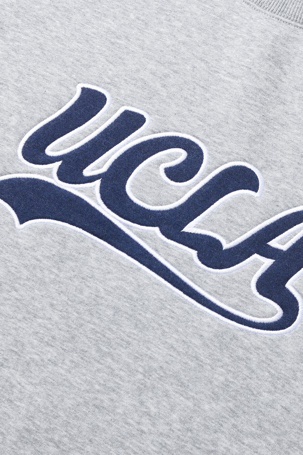 남녀공용 UCLA 아트워크 맨투맨[M-GREY](UBALT03_51)은 데일리, 캐주얼, 캠퍼스룩에 적합한 상의입니다. 멀란지 그레이와 오트밀 두 가지 색상으로 출시되었으며, 캐주얼 및 스포티한 스타일을 연출하기 좋습니다. 라운드넥에 오버핏으로 편안한 착용감을 선사하며, 사계절 활용 가능합니다. 면과 폴리에스터 혼방의 부드러운 소재로 제작되었고, UCLA 레터링과 1919년 설립 로고 프린트가 특징입니다. 트렌디한 디자인과 단단한 면 소재로 제작되어 오랫동안 즐겨 입을 수 있습니다.
