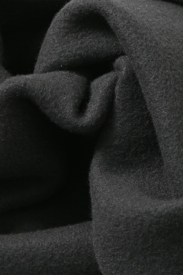 남녀공용 데일리 스몰로고 기모 스웻셔츠[BLACK](UBCLT29_39)는 부드러운 촉감의 면, 폴리에스테르 혼방 소재로 제작되어 가을, 겨울철 따뜻하게 착용하기 좋습니다. 미니멀하고 베이직한 스타일로 데일리룩, 캠퍼스룩, 커플룩 등 다양한 TPO에 활용할 수 있습니다. 레귤러핏 라운드넥 디자인에, 소매와 밑단 시보리 마감으로 깔끔함을 더했습니다. 두꺼운 두께감의 기모 안감으로 보온성을 높였으며, 전면에 스몰 로고 패턴이 포인트로 들어가 있습니다. 유니섹스 디자인으로 남녀 모두 편안하게 즐길 수 있는 아이템입니다.
