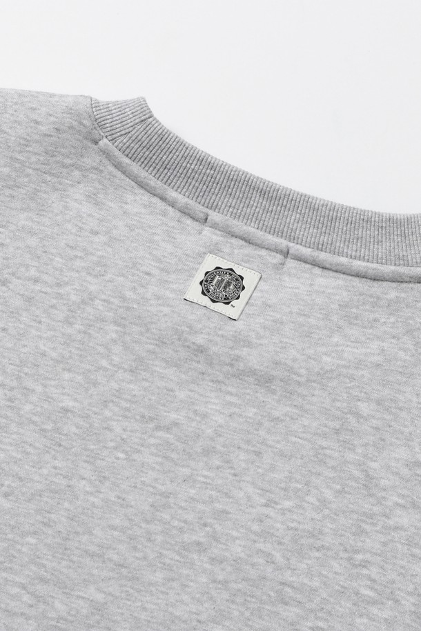 남녀공용 데일리 스몰로고 기모 스웻셔츠[M-GREY](UBCLT29_51)는 미니멀하고 베이직한 스타일의 스웻셔츠입니다. 부드러운 촉감의 면과 폴리에스테르 혼방 소재로 제작되어 가을, 겨울철 데일리룩으로 활용하기 좋습니다. 넉넉한 레귤러핏과 라운드넥 디자인으로 편안한 착용감을 선사하며, 소매와 밑단 시보리 마감으로 깔끔한 실루엣을 연출합니다. 멀란지 그레이 컬러에 로고 패턴이 더해져 캐주얼하면서도 클래식한 분위기를 줍니다. 캠퍼스룩, 커플룩으로도 활용 가능한 유니섹스 아이템입니다.
