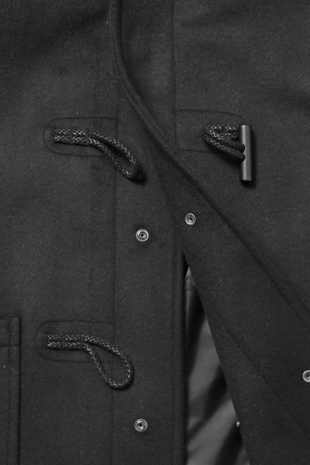 남녀공용 프레피 중힙 더플코트[BLACK](UBAHC20_39)는 클래식, 베이직, 미니멀 스타일을 지향하는 분들을 위한 겨울철 필수 아이템입니다. 블랙과 네이비 두 가지 색상으로 출시되어 출근룩, 데이트룩, 모임룩 등 다양한 TPO에 활용할 수 있습니다. 울, 폴리에스터, 레이온, 캐시미어, 나일론, 면, 아크릴 등 다양한 소재가 혼방되어 부드러운 촉감을 선사하며, 후드, 플랩 포켓, 안감 처리, 두툼한 원단 등 디테일 요소가 돋보입니다. 레귤러핏과 여유핏으로 편안하게 착용 가능하며, 중힙 기장과 토글 여밈 방식이 특징입니다. 긴 소매 기장의 더플코트로 겨울철 따뜻함과 스타일을 동시에 잡으세요.
