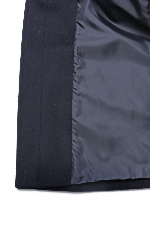 남녀공용 프레피 중힙 더플코트[네이비](UBAHC20_45)는 클래식, 캐주얼, 미니멀 스타일을 아우르는 겨울철 필수 아우터입니다. 두꺼운 두께감과 부드러운 촉감의 울, 폴리에스터, 나일론, 레이온, 면, 아크릴, 캐시미어 등 다양한 혼방 소재를 사용하여 보온성을 높였습니다. 릴랙스핏과 레귤러핏으로 편안하게 착용 가능하며, 후드, 플랩 포켓, 토글 여밈 방식, 긴 소매, 안감 처리로 실용성을 더했습니다. 일상 및 출근룩에 적합하며, 무지 디자인과 네이비 컬러로 어떤 스타일에도 쉽게 매치할 수 있습니다. 안감은 폴리에스터를 사용했습니다.
