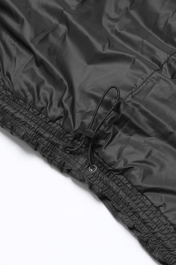 남녀공용 데일리 스몰로고 트리밍 다운 숏패딩[BLACK](UBADO21_39)은 겨울철 캐주얼 스타일을 위한 필수 아이템입니다. 오리털 충전재와 숏 기장으로 보온성을 높였으며, 가볍고 부드러운 촉감을 자랑합니다. 하이넥 디자인과 밑단 스트링, 실용적인 포켓 디테일이 돋보이며, 미니멀한 로고 패치로 포인트를 더했습니다. 블랙, LT-KHAKI 두 가지 색상으로 출시되어 데일리룩, 시티보이룩에 폭넓게 활용 가능합니다. 지퍼형 여밈 방식으로 간편하게 착용할 수 있습니다.
