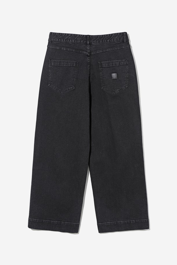 남녀공용 원턱 와이드 데님 팬츠[BLACK](UBADP90_39)는 캐주얼과 클래식 스타일을 모두 아우르는 데님 팬츠입니다. 봄, 여름, 가을, 겨울 사계절 모두 착용 가능하며, 유행을 타지 않는 블랙 컬러의 무지 디자인으로 폭넓게 활용할 수 있습니다. 넉넉한 와이드 핏과 부드러운 촉감, 약간의 신축성이 편안한 착용감을 선사합니다. 원턱 디테일과 클래식한 포켓 디자인이 돋보이며, 뒷면 레터 라벨로 포인트를 더했습니다. 비침 걱정 없이 데일리룩을 완성해보세요.
