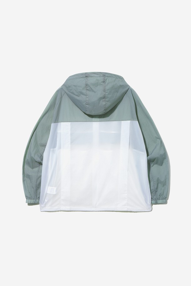 남녀공용 절개 배색 초경량 윈드레이커 재킷[MINT](UB3UJ5A_61)은 일상과 스포츠 활동에 모두 적합한 윈드브레이커입니다. 가볍고 부드러운 나일론 소재를 사용하여 봄, 여름 시즌에 쾌적하게 착용할 수 있으며, 레귤러 핏으로 편안한 착용감을 제공합니다. 민트 컬러와 절개 디테일, 배색 디자인이 스포티하면서도 캐주얼한 스타일을 연출합니다. 집업 스타일과 긴 소매 기장으로 활동성을 높였으며, 방풍 기능을 갖춰 변덕스러운 날씨에도 유용합니다.

