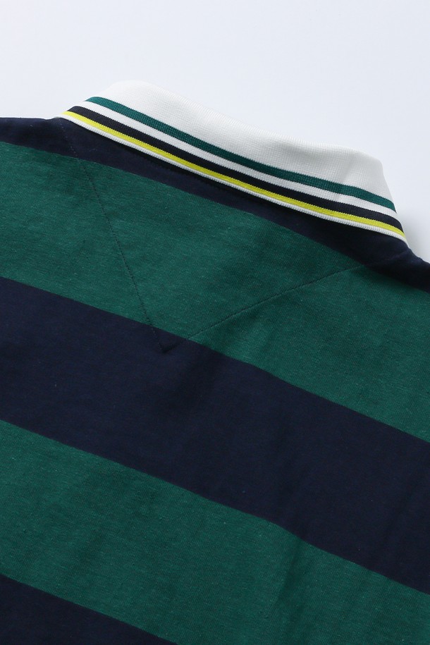 남녀공용 럭비 스트라이프 반팔 칼라 티셔츠[GREEN](UB6ST89_66)는 캐주얼, 스포티, 클래식 스타일을 아우르는 아이템입니다. 봄, 여름 시즌에 어울리는 면 소재의 레귤러핏 반소매 티셔츠로, 럭비 스타일의 폴로 칼라가 돋보입니다. 그린 컬러 바탕에 스트라이프 패턴이 들어가 있으며, 네이비 컬러도 선택 가능합니다. 일상복으로 편안하게 착용할 수 있으며, 레귤러 기장으로 활동성을 높였습니다.
