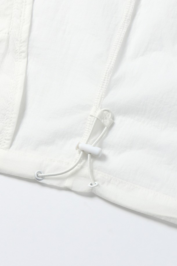 남녀공용 절개 배색 초경량 윈드레이커 재킷[DK-GREY](UB3UJ5A_36)은 다크그레이와 화이트 배색으로 스포티하고 캐주얼한 스타일을 연출합니다. 봄, 가을 시즌에 적합하며, 일상과 스포츠 활동 모두에 활용 가능한 윈드브레이커입니다. 가볍고 시원한 착용감을 제공하는 나일론 소재로 제작되었으며, 초경량 및 방풍 기능을 갖춰 활동성을 높였습니다. 레귤러핏에 집업 스타일로 편안하게 착용 가능하며, 절개 디테일이 돋보이는 디자인입니다. 산책, 러닝, 여행 등 다양한 TPO에 미니멀하게 코디할 수 있습니다.
