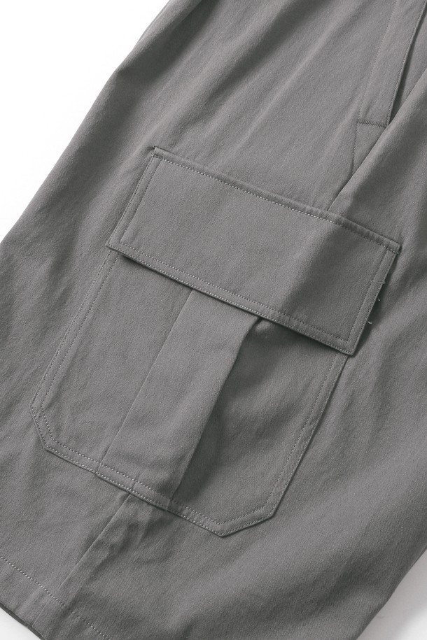 남녀공용 카고 포켓 버뮤다 팬츠[DK-KHAKI](UB4SP85_64)는 여름철 일상, 휴가, 여행 등 다양한 TPO에 활용하기 좋은 5부 기장의 캐주얼 팬츠입니다. 카키 컬러의 무지 디자인으로 미니멀하고 시티보이 스타일을 연출하기 용이하며, 레귤러 핏으로 편안한 착용감을 선사합니다. 넉넉한 수납을 돕는 카고 포켓 디테일이 특징이며, 밴딩 처리가 없는 디자인입니다.
