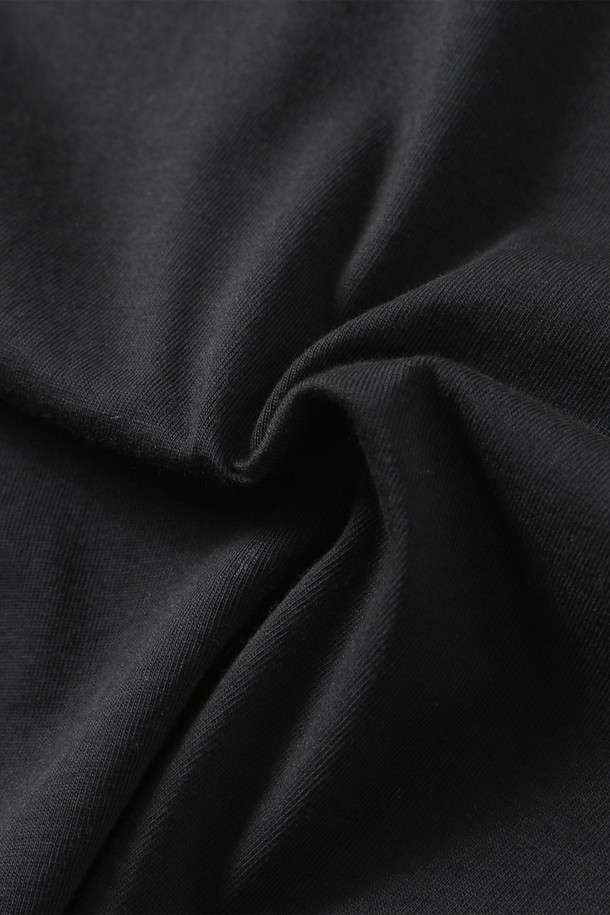 **여성 크레스트 칼 로고 크롭 슬림핏 티셔츠[BLACK]**는 베이직한 스타일의 여성 티셔츠입니다. 봄, 여름, 가을 계절에 어울리며, 일상에서 편안하게 착용할 수 있습니다. 부드러운 면 소재로 제작되어 촉감이 좋고, 얇은 두께감으로 시원하게 입을 수 있습니다. 크롭 기장과 슬림핏 디자인으로 여성스러운 실루엣을 연출하며, 넥라인과 소매 배색 포인트가 돋보입니다. 가슴 부분의 로고 디테일이 특징이며, 데이트룩, 카페룩 등 다양한 TPO에 활용하기 좋은 캐주얼, 미니멀 스타일의 티셔츠입니다.
