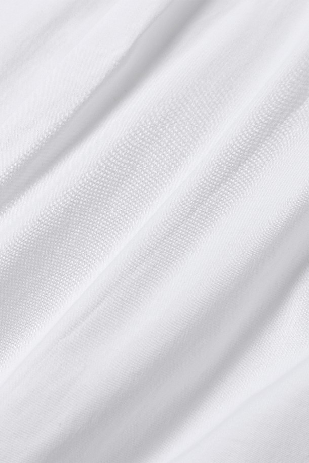 옥스포드 오버핏 반팔 셔츠[O-WHITE](UB4SS80_33)는 베이직하고 캐주얼한 스타일을 추구하는 남녀 모두에게 적합한 상의입니다. 면 소재의 얇은 두께감으로 봄, 여름 시즌에 시원하게 착용할 수 있으며, 레귤러 기장과 반소매 디자인으로 편안한 착용감을 제공합니다. 깔끔한 무지 디자인과 화이트 컬러는 어떤 스타일에도 쉽게 매치할 수 있으며, 출근룩과 비즈니스 캐주얼, 캐주얼, 미니멀, 클래식 스타일 연출에 활용하기 좋습니다. 옥스포드 원단 특유의 질감으로 고급스러움을 더한 오버핏 셔츠입니다.
