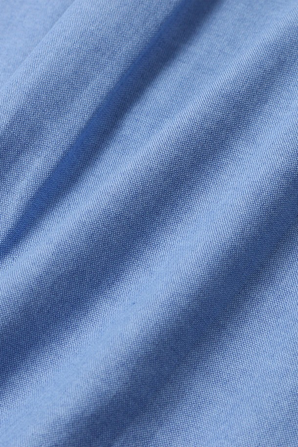 **옥스포드 오버핏 반팔 셔츠[BLUE](UB4SS80_43)**는 캐주얼하고 미니멀한 스타일을 추구하는 분들을 위한 셔츠입니다. 얇고 부드러운 면 소재로 제작되어 봄, 여름 시즌에 시원하게 착용하기 좋습니다. 무지 디자인에 오버핏으로 편안한 착용감을 선사하며, 카라넥과 반소매 기장으로 깔끔한 느낌을 줍니다. 시원한 블루 컬러는 어떤 스타일에도 잘 어울려 데일리 셔츠로 활용하기 좋습니다. 옥스포드 소재 특유의 고급스러운 질감이 돋보이는 제품입니다.
