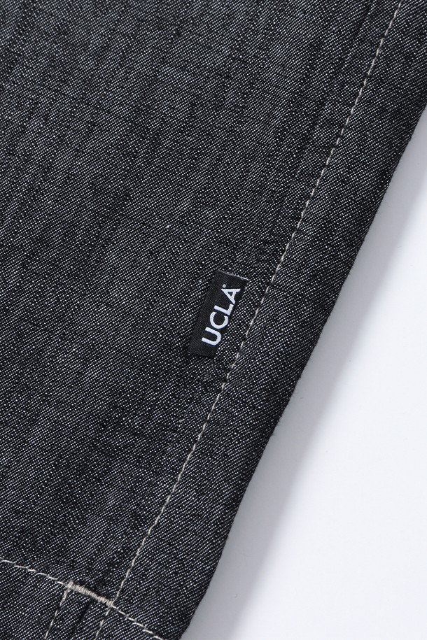 남녀공용 쿨프래쉬 세미 오버핏 경량 데님 반팔 셔츠[BLACK](UB5SS84_39)는 시원한 여름을 위한 필수템입니다. 가볍고 통기성이 뛰어난 데님 소재에 쿨프래쉬 기능까지 더해져 쾌적한 착용감을 선사합니다. 차이나 칼라 디자인과 무지 패턴으로 미니멀하고 캐주얼한 스타일을 연출하며, 여행룩과 휴가룩에 활용하기 좋습니다. 오버핏으로 편안함은 물론, 시티보이 스타일까지 완성할 수 있습니다. 블랙 컬러는 어떤 옷에도 잘 어울려 데일리 셔츠로 제격입니다.
