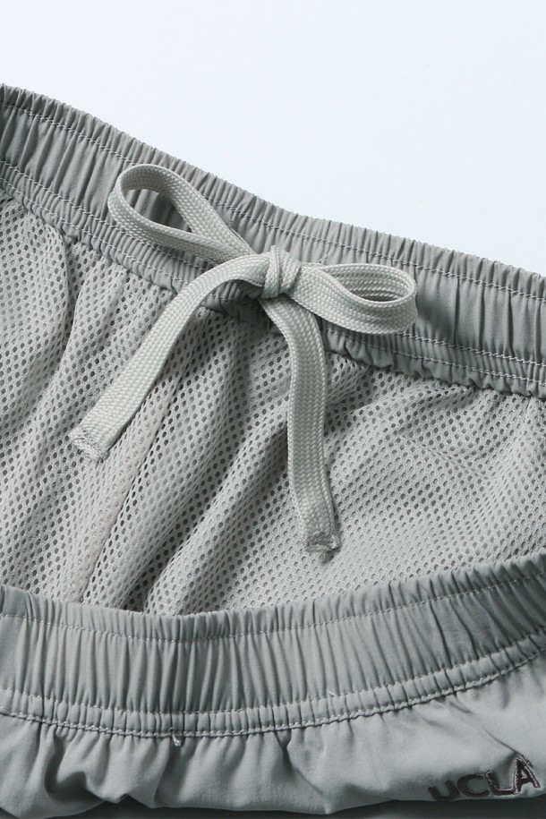 남녀공용 나일론 스판 4부 풀밴딩 팬츠[LT-GREY](UB3SP95_34)는 여름철 일상, 여행 및 휴가, 산책 시 편안하게 착용하기 좋은 4부 기장의 팬츠입니다. 라이트 그레이 컬러의 무지 디자인으로 캐주얼하고 미니멀한 스타일을 연출합니다. 나일론과 스판덱스 혼방 소재로 제작되어 활동성이 뛰어나며, 풀밴딩 처리로 편안한 착용감을 제공합니다. 레귤러핏으로 제작되어 편안한 착용감을 선사하며, 데일리룩으로 활용하기 좋습니다. 가볍고 시원한 착용감으로 여름철 스타일링에 실용성을 더해보세요.
