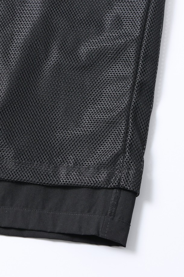 **남녀공용 나일론 스판 4부 풀밴딩 팬츠[BLACK](UB3SP95_39)**

일상, 휴가, 여행 등 다양한 TPO에 활용하기 좋은 남녀공용 4부 반바지입니다. 부드러운 촉감의 나일론 스판 소재로 제작되어 편안한 착용감을 선사합니다. 허리 전체가 밴딩 처리되어 활동성을 높였으며, 베이직하고 캐주얼한 스타일로 어떤 상의와도 쉽게 매치할 수 있습니다. 얇은 두께감으로 여름철 시원하게 착용 가능하며, 레귤러핏으로 편안한 핏을 제공합니다. 무지 디자인의 블랙 컬러로 미니멀한 스타일을 연출해보세요.
