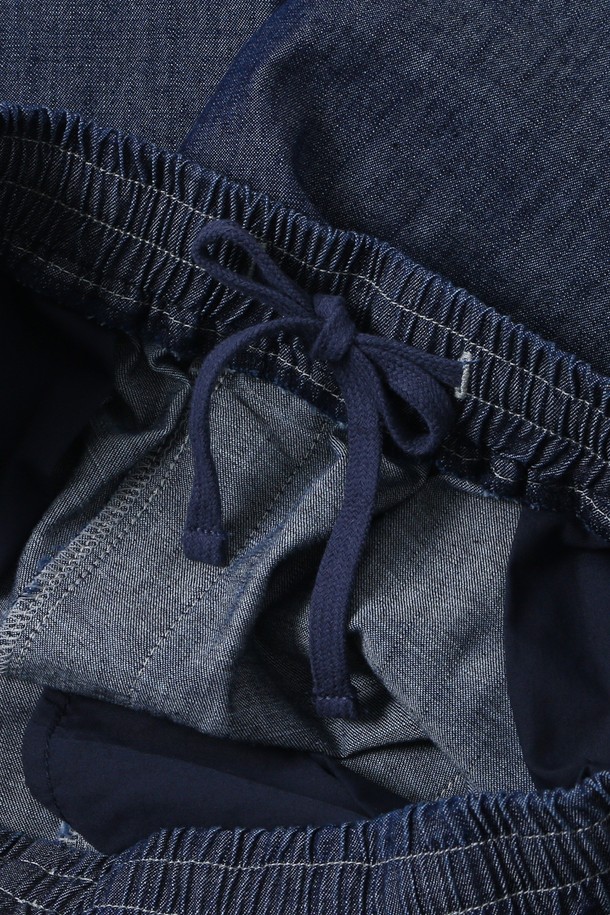 남녀공용 쿨프래쉬 풀밴딩 경량 데님 버뮤다 팬츠[DK-INDIGO](UB5DH84_07)는 시원한 착용감과 편안함을 제공하는 5부 기장의 데님 버뮤다 팬츠입니다. 레이온, 면, 폴리에스테르 혼방 소재로 제작되어 부드러운 촉감을 느낄 수 있으며, 가볍고 시원한 냉감 기능을 갖춰 봄, 여름, 가을, 겨울 사계절 내내 활용도가 높습니다. 허리 전체가 밴딩 처리되어 편안한 착용감을 선사하며, 레귤러 핏으로 캐주얼하고 베이직한 스타일을 연출합니다. 백 포켓 자수 디테일과 양옆 파이핑 디테일로 포인트를 더하여 동네 마실룩, 여행룩, 휴가룩 등 다양한 TPO에 활용하기 좋습니다. 미니멀, 클래식 스타일을 선호하는 분들께 추천합니다.
