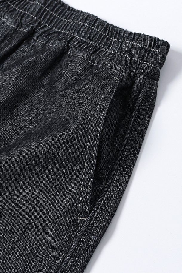 남녀공용 쿨프래쉬 풀밴딩 경량 데님 버뮤다 팬츠[BLACK] (UB5DH84_39)는 봄, 여름, 가을 시즌에 편안하게 착용할 수 있는 데일리 버뮤다 팬츠입니다. 부드러운 촉감의 레이온, 면, 폴리에스터 혼방 소재로 제작되어 가볍고 시원한 착용감을 제공합니다. 허리 전체가 밴딩 처리되어 활동성을 높였으며, 블랙 색상에 레귤러핏으로 캐주얼하고 베이직한 스타일을 연출합니다. 5부 기장으로 시원하며, 백 포켓 자수 디테일과 사이드 파이핑으로 포인트를 더했습니다. 동네 마실룩, 여행룩 등 다양한 TPO에 활용하기 좋은 아이템입니다.
