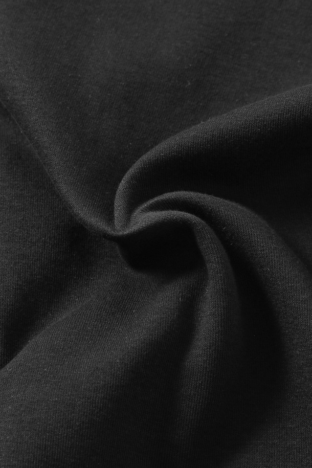 남녀공용 풀밴딩 버뮤다 팬츠입니다. 편안한 착용감을 선사하는 풀밴딩 디자인과 활동성을 높여주는 원턱 디테일이 특징입니다. 캐주얼하고 미니멀한 스타일로 여행룩, 휴가룩 등 다양한 TPO에 활용하기 좋습니다. 시원한 5부 기장과 블랙 컬러로 어떤 상의와도 쉽게 매치할 수 있으며, 봄, 여름 시즌에 적합합니다. 레귤러핏으로 제작되어 편안한 착용감을 제공합니다.
