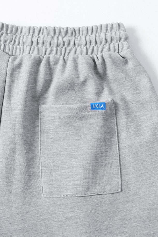 남녀공용 풀밴딩 버뮤다 팬츠입니다. 편안한 착용감을 선사하는 풀밴딩 디자인과 시원한 5부 기장으로 여름철 데일리룩에 제격입니다. 캐주얼한 무드의 그레이 컬러에 원턱 디테일을 더해 미니멀하고 시티보이 스타일을 연출하기 좋습니다. 휴가룩, 캠핑룩 등 다양한 TPO에 활용 가능하며, 루즈핏으로 편안함을 강조했습니다.
