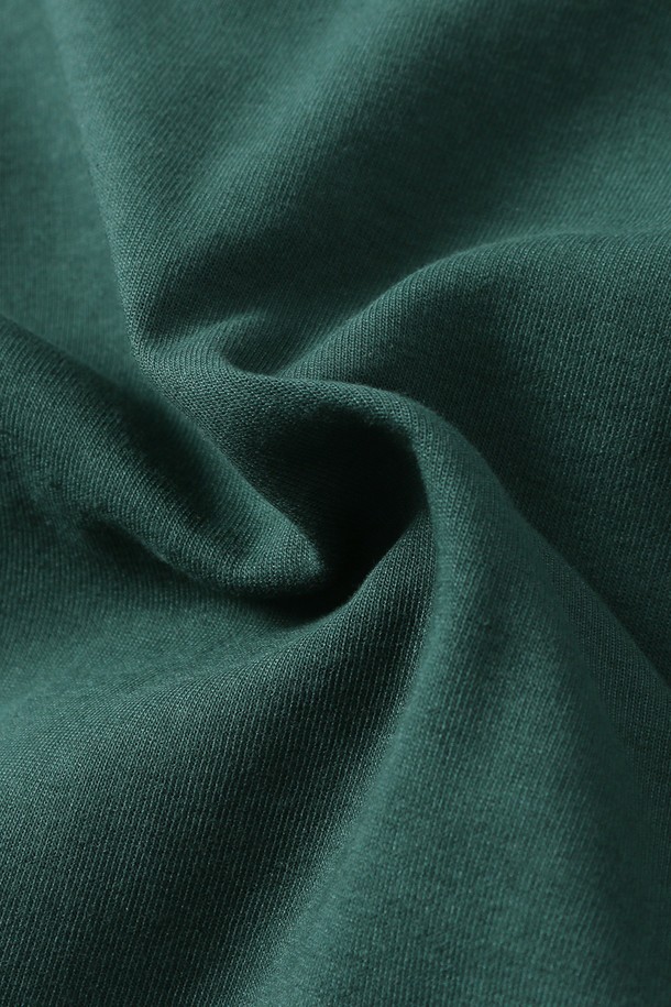 남녀공용 풀밴딩 원턱 버뮤다 팬츠[GREEN](UB5SP84_66)는 편안하고 스타일리시한 여름철 데일리룩을 완성해 줄 5부 기장의 바지입니다. 시원한 그린 컬러와 루즈핏 디자인으로 캐주얼, 미니멀, 시티보이 스타일을 연출하기 좋습니다. 허리 전체가 밴딩 처리되어 편안한 착용감을 제공하며, 원턱 디테일이 돋보이는 디자인입니다. 휴가룩이나 여행룩으로 활용하기에 적합하며, 무지 디자인으로 다양한 상의와 손쉽게 매치할 수 있습니다. 
