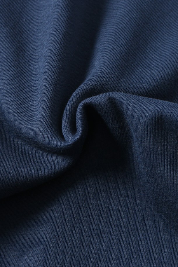 다크블루 색상의 남녀공용 풀밴딩 원턱 버뮤다 팬츠입니다. 넉넉한 루즈핏으로 편안한 착용감을 선사하며, 여름철 캐주얼, 미니멀, 리조트 스타일을 연출하기 좋습니다. 여행, 휴가, 바캉스룩에 활용하기 좋은 5부 기장의 버뮤다 팬츠는 무지 디자인으로 어떤 상의와도 쉽게 매치됩니다. 풀밴딩 허리 디자인과 원턱 디테일로 활동성을 높였습니다.
