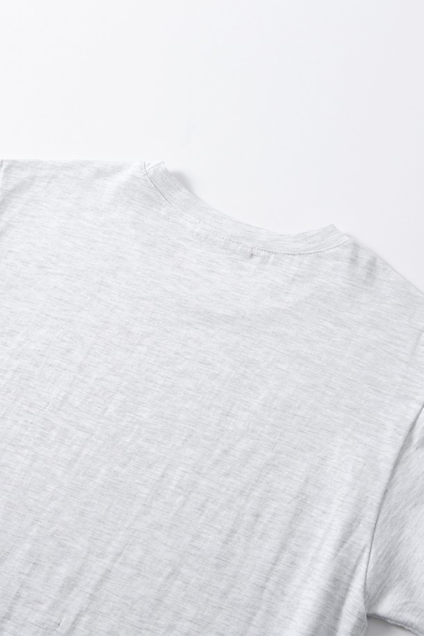 여성 베어 프린트 반팔 티셔츠(HB5ST52)는 시원한 여름을 위한 캐주얼 스타일의 반팔 티셔츠입니다. 부드러운 면 소재로 제작되어 얇고 편안한 착용감을 선사하며, 귀여운 베어 캐릭터 프린트가 돋보입니다. 레귤러 핏과 라운드넥 디자인에 크롭 기장으로, 다양한 하의와 매치하여 개성 있는 스타일을 연출할 수 있습니다.
