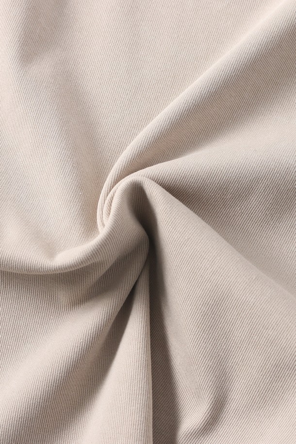 베이직한 무드의 여성 반팔 티셔츠입니다. 부드러운 면 소재에 얇은 두께감으로 봄, 여름 시즌 시원하게 착용 가능합니다. 좌우 셔링 디테일이 더해진 크롭 기장의 레귤러핏 라운드넥 디자인으로 캐주얼한 스타일을 연출해보세요.
