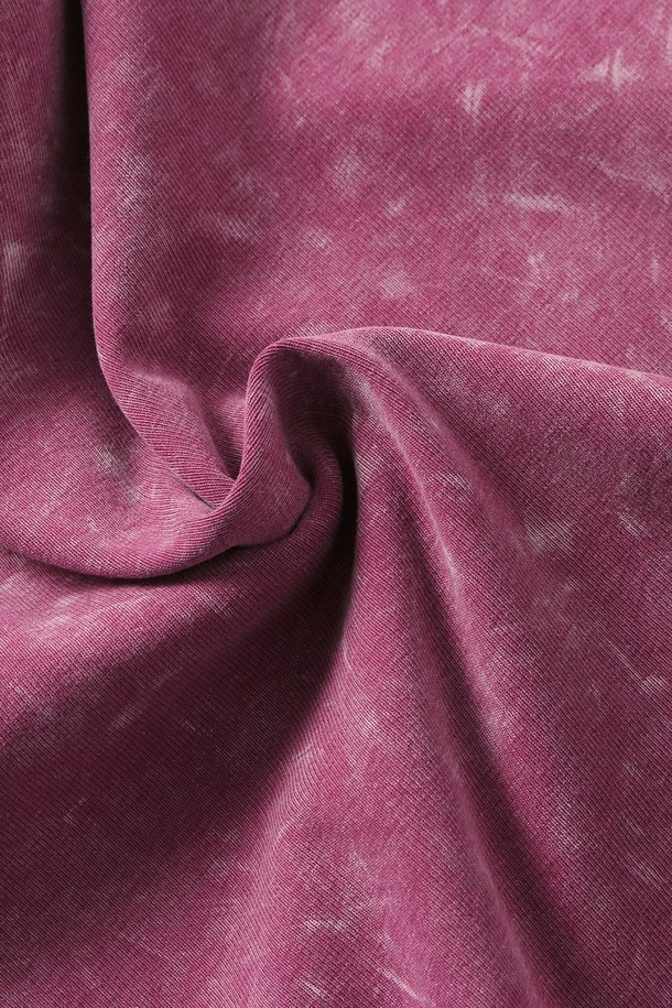 여성스러운 무드를 연출하는 좌우 셔링 디테일의 피그먼트 반팔 티셔츠입니다. 부드러운 촉감의 면, 폴리에스테르 혼방 소재로 제작되었으며, 크롭 기장과 세미 루즈핏으로 편안하게 착용 가능합니다. 베이지, 블랙, 와인 3가지 색상으로 출시되었으며, 봄, 여름, 가을 계절에 일상복으로 활용하기 좋습니다.
