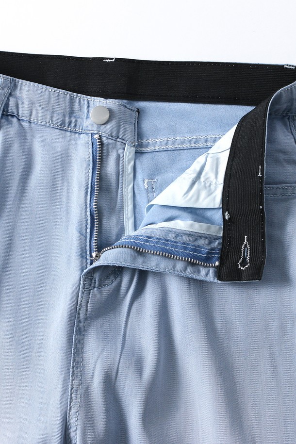 여성 라이트 세미 와이드핏 밴딩 팬츠(HB6LP54)는 봄, 여름 시즌에 적합한 세미 와이드 핏의 긴 바지입니다. 레이온, 폴리에스터, 폴리우레탄 혼방 소재로 제작되어 부드러운 촉감을 선사하며, 가볍게 착용할 수 있습니다. 캐주얼하고 도시적인 스타일을 연출할 수 있으며, 데님 패턴으로 디자인되었습니다. 허리 밴딩 처리로 편안함을 더했으며, 밝은 컬러의 경우 비침이 있을 수 있으니 이너 착용을 권장합니다. 일상 및 캐주얼 용도로 활용하기 좋은 아이템입니다.
