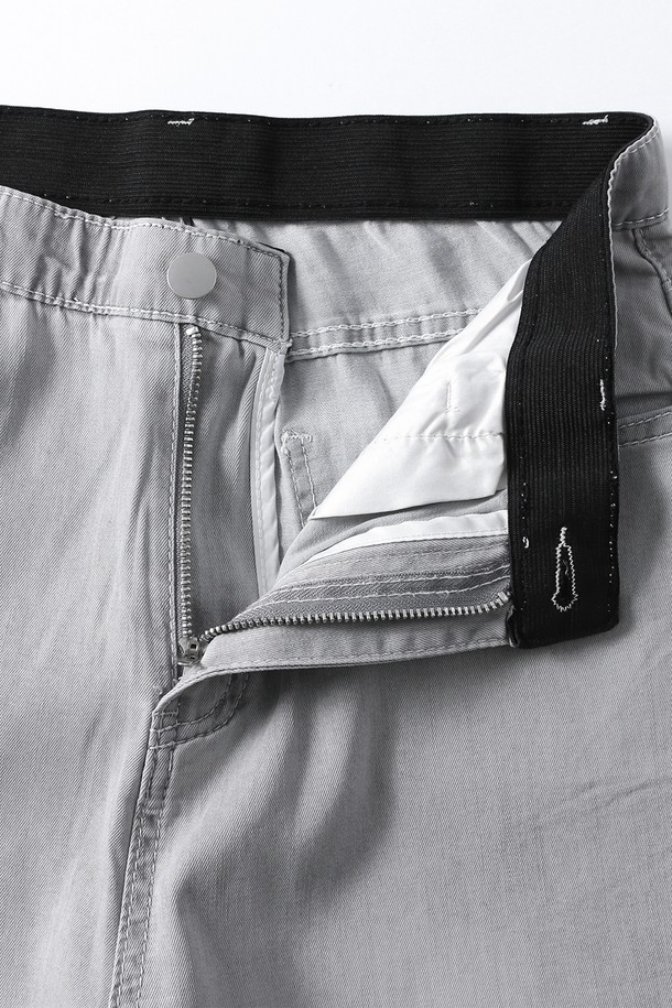 여성 라이트 세미 와이드핏 밴딩 팬츠(HB6LP54)는 편안함과 스타일을 모두 갖춘 데님 팬츠입니다. 라이트 그레이 컬러에 얇은 두께감으로 봄, 여름에 시원하게 착용하기 좋습니다. 무지 디자인에 세미 와이드핏으로 캐주얼하고 베이직한 스타일을 연출하며, 밴딩 처리로 편안한 착용감을 제공합니다. 일상생활은 물론, 가벼운 여행 시에도 활용하기 좋은 아이템입니다. 라이트 워싱 디테일이 더해져 한층 더 세련된 느낌을 줍니다.
