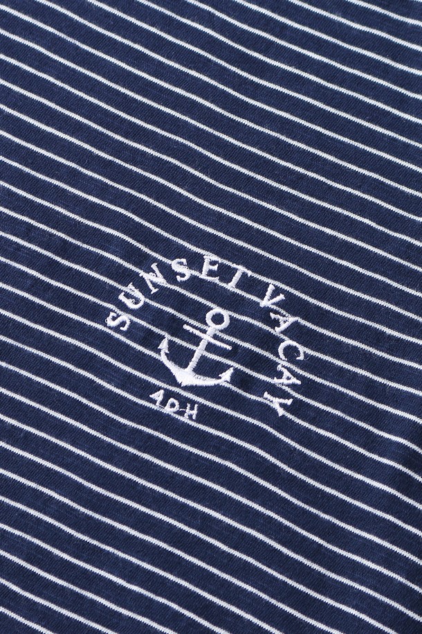 **여성 스트라이프 자수 7부 소매 티셔츠(HB6ST56)**는 캐주얼, 미니멀, 클래식 스타일을 선호하는 여성분들을 위한 상의입니다. 아이보리, 네이비 두 가지 색상으로 출시되었으며, 봄, 여름, 가을 계절에 활용하기 좋습니다. 얇은 두께의 면 소재로 제작되어 부드러운 촉감을 선사하며, 라운드넥과 루즈핏 디자인으로 편안한 착용감을 제공합니다. 마린룩, 캐주얼 무드를 연출할 수 있으며, 고양이 자수 디테일이 돋보입니다. 7부 소매 기장으로 활동성을 높였으며, 여행룩, 산책룩 등 다양한 TPO에 매치하기 좋습니다. 밝은 색상의 경우 비침이 있을 수 있으니 이너웨어를 착용하는 것을 권장합니다.
