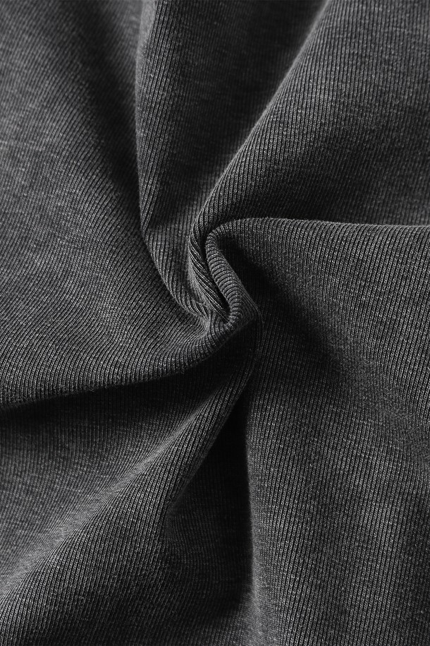 여성 멀티 절개 피그먼트 반팔 티셔츠(HB6STA3)는 캐주얼한 스타일의 여름 상의입니다. 얇은 두께감의 면 소재로 제작되었으며, 무지 디자인에 레귤러핏으로 편안하게 착용할 수 있습니다. 라운드 넥에 반소매 기장, 크롭 기장으로 시원하고 스타일리시하게 연출하며, 피그먼트 워싱 처리로 빈티지한 느낌을 더했습니다.
