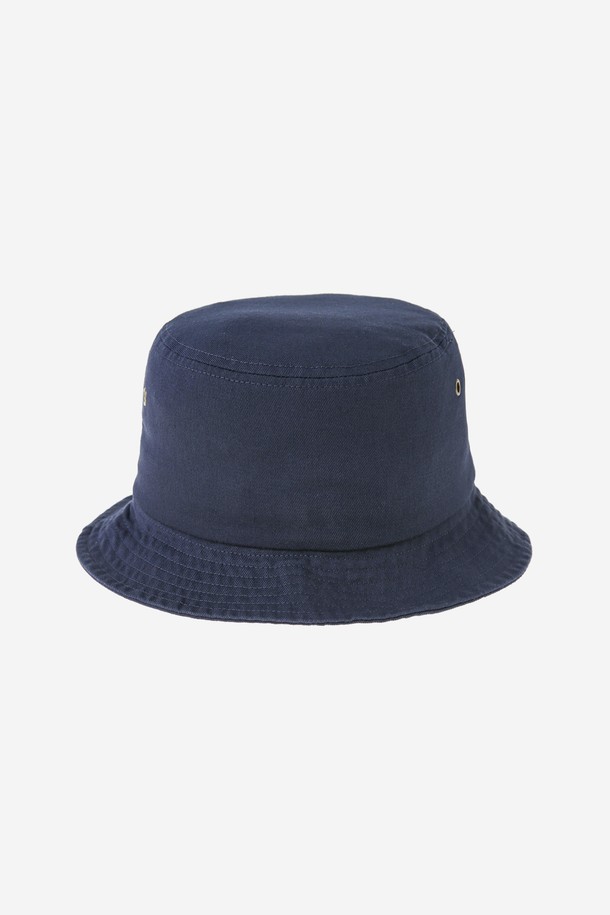 UCLA 자수 버킷햇[BLACK](UBRAC67_39)은 편안한 면 소재로 제작되어 부드러운 촉감을 자랑합니다. 일상, 산책, 여행 등 다양한 TPO에 맞춰 캐주얼, 미니멀, 스트리트 스타일을 연출할 수 있습니다. 모자 깊이는 일반적이며, 중간 너비의 챙과 블랙 컬러가 어떤 옷에도 잘 어울립니다. UCLA 로고 자수 디테일이 돋보이는 이 버킷햇은 봄, 여름, 가을 계절에 착용하기 좋습니다.
