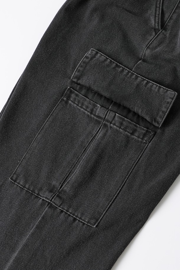 남성 원턱 풀밴딩 카고 팬츠(HB9LP06)는 캐주얼 스타일의 블랙 컬러 카고 팬츠입니다. 봄, 여름, 가을, 겨울 사계절 모두 착용 가능하며, 동네 마실룩에 적합합니다. 면과 폴리에스터 혼방 소재로 제작되어 적당한 두께감과 보통의 촉감을 제공하며 루즈핏으로 편안하게 착용할 수 있습니다. 허리 전체가 풀밴딩 처리되어 벨트 없이도 편안하며, 원턱 디테일과 입체적인 아웃포켓 디자인이 특징입니다. 과하지 않은 워싱으로 미니멀하고 클래식한 스타일을 연출할 수 있습니다.
