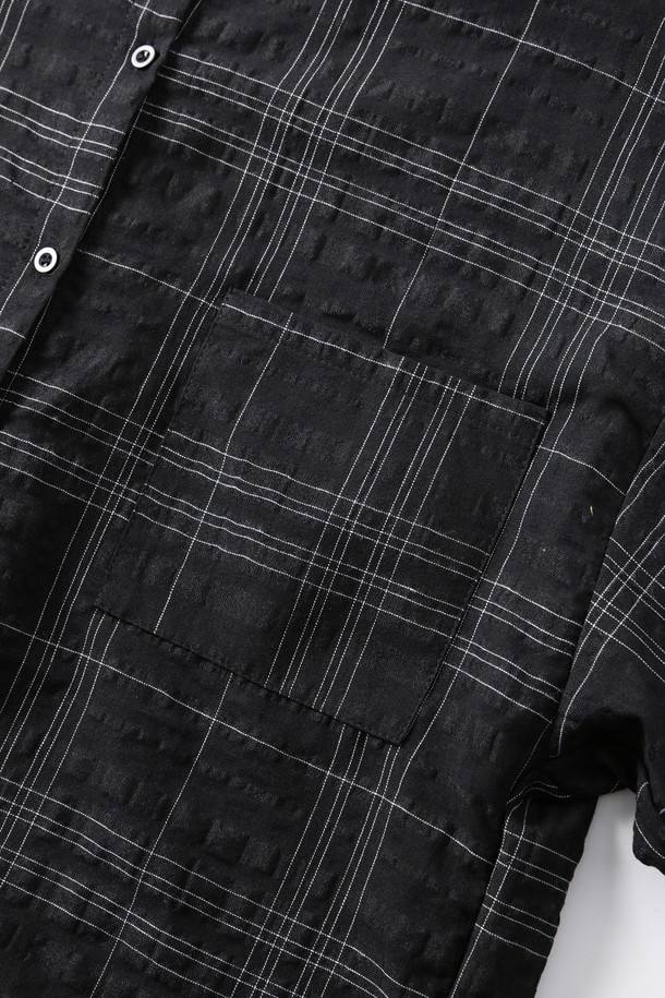 **여성 루즈핏 체크 긴팔 셔츠(HB6LS55)**는 베이직한 스타일의 여성 셔츠/블라우스로, 봄, 여름, 가을에 착용하기 좋습니다. 부드러운 면 소재로 제작되어 가볍고 편안하며, 루즈핏으로 활동성을 높였습니다. 블랙과 네이비 두 가지 색상으로 출시되었으며, 체크 패턴이 특징입니다. 일상뿐만 아니라 출근룩으로도 활용 가능한 클래식, 미니멀, 캐주얼 스타일의 긴팔 셔츠입니다. 비침이 거의 없고, 보통의 신축성을 가지고 있어 편안하게 착용할 수 있습니다.
