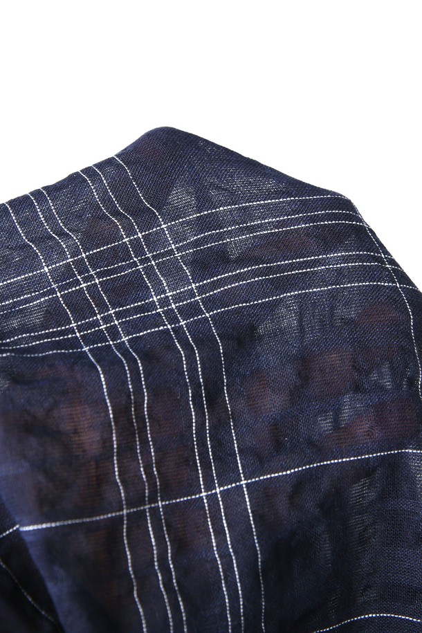 세련된 여성 루즈핏 체크 긴팔 셔츠(HB6LS55)입니다. 블랙과 네이비 두 가지 색상으로 만나볼 수 있으며, 면 소재로 제작되어 부드러운 촉감을 선사합니다. 차이나칼라 디자인과 캐주얼한 체크 패턴이 어우러져 베이직하면서도 세련된 스타일을 연출합니다. 봄, 여름, 가을, 계절에 구애받지 않고 데일리룩, 출근룩, 비즈니스 캐주얼 등 다양한 TPO에 활용 가능하며, 루즈핏으로 편안한 착용감을 제공합니다. 약간의 비침이 있을 수 있으며, 신축성은 없습니다.
