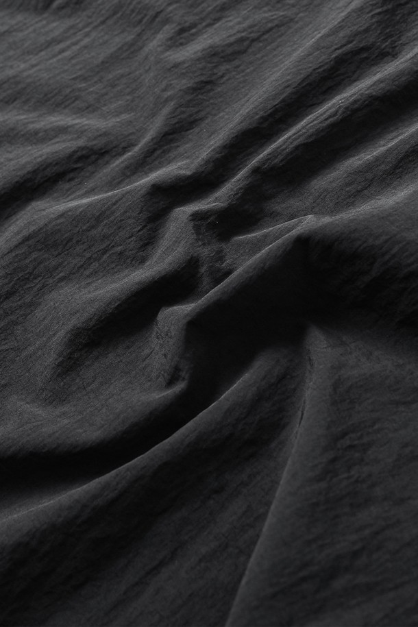 여성 슬리브리스 (슬리브리스는 민소매를 뜻합니다) 스트링 투포켓 원피스(HB8OP50)는 미니멀하고 베이직한 스타일의 원피스입니다. 차콜그레이와 블랙 두 가지 색상으로 제공되며, 부드러운 나일론 소재로 제작되어 편안한 착용감을 선사합니다. 얇은 두께감과 A라인의 스트레이트 핏으로 봄, 여름, 가을, 겨울 계절에 걸쳐 활용도가 높습니다. 라운드넥 디자인에 투포켓 및 스트링 디테일이 더해져 데이트룩, 카페룩 등 다양한 TPO에 잘 어울립니다.
