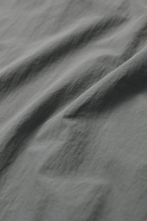 **여성 슬리브리스 스트링 투포켓 원피스(HB8OP50):**

미니멀하고 베이직한 스타일의 여성 슬리브리스 원피스입니다. 시원한 여름 소재로 제작되었으며, 얇은 두께감으로 편안한 착용감을 선사합니다. 라운드넥 디자인에 H라인 핏으로 깔끔한 실루엣을 연출하며, 양쪽에 투포켓이 있어 실용성을 더했습니다. 허리 부분의 스트링 디테일로 핏 조절이 가능하며, 카키와 그레이 두 가지 색상으로 출시되었습니다. 동네 마실룩이나 여행룩으로 활용하기 좋은 아이템입니다.
