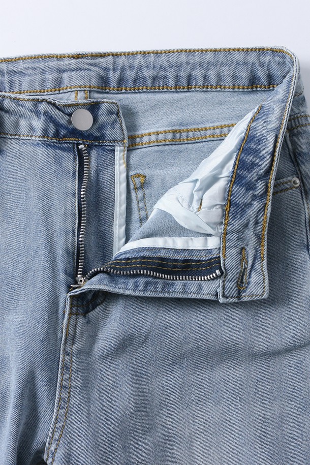 세련된 워싱 디테일이 돋보이는 여성 부츠컷 데님 팬츠입니다. 봄, 여름, 가을 시즌에 활용하기 좋은, 캐주얼하고 베이직한 스타일의 긴 기장 바지입니다. 연청 컬러와 레귤러핏 디자인으로 편안하면서도 트렌디한 핏을 연출합니다. 데이트룩, 모임룩 등 다양한 TPO에 미니멀한 스타일로 매치하여 멋스러운 코디를 완성해보세요. 워싱 처리된 데님 소재로 부드러운 착용감을 선사합니다.
