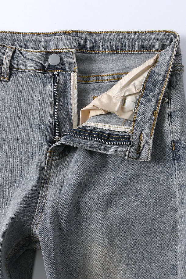 여성 부츠컷 워싱 데님 팬츠(HB7DP50)는 캐주얼하고 베이직한 스타일을 연출하기에 좋은 데님 팬츠입니다. 봄, 여름, 가을 계절에 착용하기 적합하며, 일상 및 데이트룩, 여행룩에 활용하기 좋습니다. 연청 컬러의 워싱 디테일이 돋보이며, 레귤러핏 부츠컷 디자인으로 다리가 길어 보이는 효과를 줍니다. 뻣뻣한 촉감의 데님 소재로 제작되어 튼튼하며, 유행을 타지 않는 미니멀한 스타일을 완성합니다.
