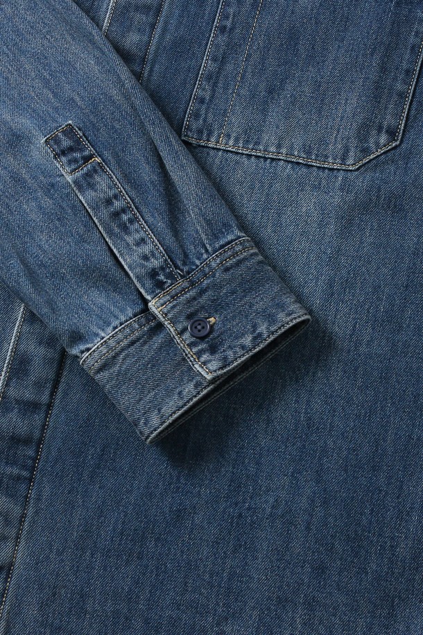 남성 원포켓 히든 버튼 데님 셔츠(HB7LS02)는 베이직하고 캐주얼한 스타일의 데님 셔츠입니다. 봄, 가을에 착용하기 적합하며, 레귤러 핏과 긴소매 기장으로 제작되었습니다. 차이나칼라 디자인에 히든 버튼 여밈 방식으로 깔끔함을 더했으며, 원포켓 디테일로 포인트를 주었습니다. 비즈니스 캐주얼 및 출근룩에 적합하며, 캐주얼, 클래식, 미니멀 스타일을 연출하기 좋습니다. 중간 두께감의 데님 소재로 제작되어 편안한 착용감을 선사합니다.
