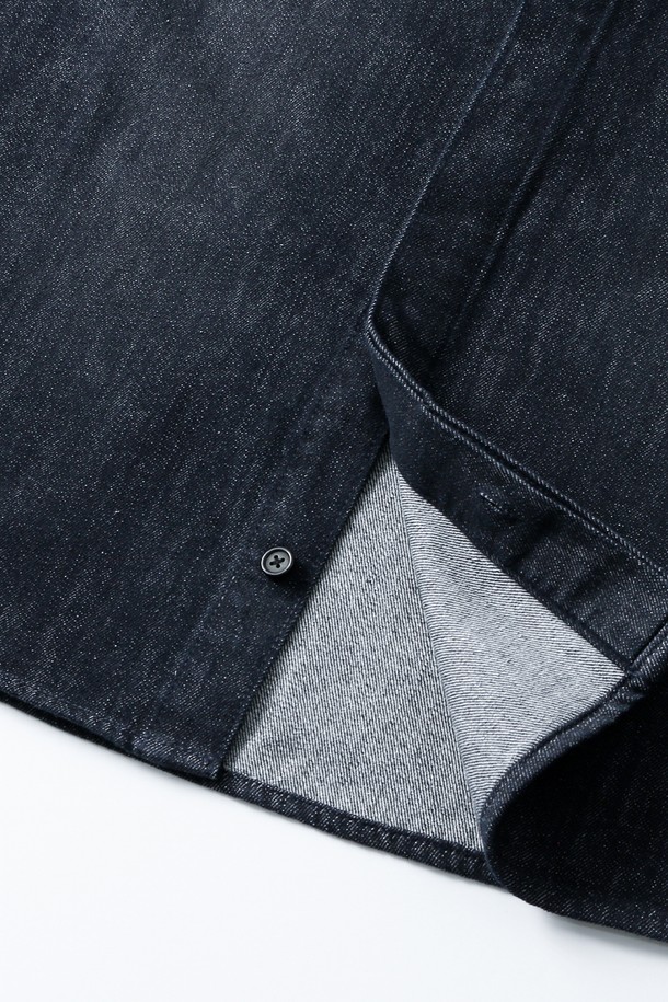 남성 원포켓 히든 버튼 데님 셔츠(HB7LS02)는 캐주얼, 클래식, 미니멀 스타일을 모두 아우르는 데님 셔츠입니다. 네이비 컬러의 무지 디자인으로, 봄, 가을에 착용하기 적합합니다. 레귤러 핏에 차이나 칼라가 돋보이며, 두꺼운 두께감과 뻣뻣한 촉감이 특징입니다. 히든 버튼 디테일과 원포켓 디자인이 깔끔함을 더해 출근룩이나 비즈니스 캐주얼에도 활용하기 좋습니다. 긴 소매 기장의 레귤러핏 데님 셔츠는 다양한 스타일을 연출할 수 있습니다.
