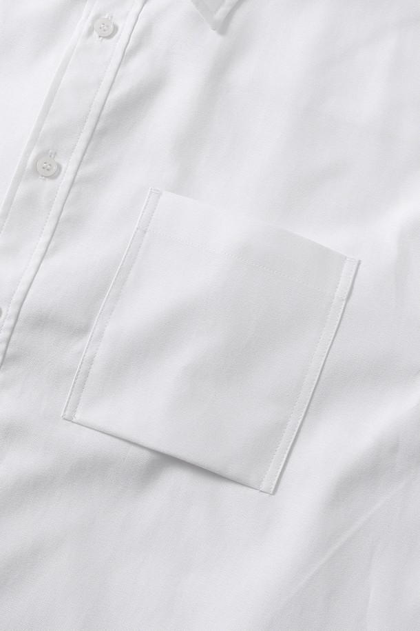 남성 베이직 원포켓 옥스포드 셔츠(HB8LS40)는 부드러운 면 소재로 제작되어 봄, 여름, 가을 3계절에 걸쳐 활용하기 좋은 긴소매 셔츠입니다. 레귤러핏으로 제작되어 편안한 착용감을 제공하며, 차이나칼라 디자인과 무지 패턴이 미니멀하고 클래식한 스타일을 연출합니다. 얇은 두께감으로 가볍게 착용 가능하며, 원포켓 디테일이 실용성을 더합니다. 출근룩과 비즈니스 캐주얼에 적합하며, 다양한 하의와 매치하여 세련된 스타일을 완성할 수 있습니다.
